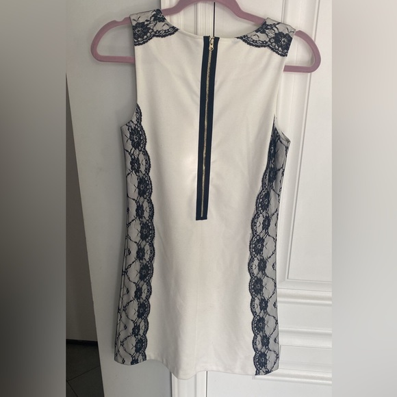 Lace dress - Picture 2 of 3